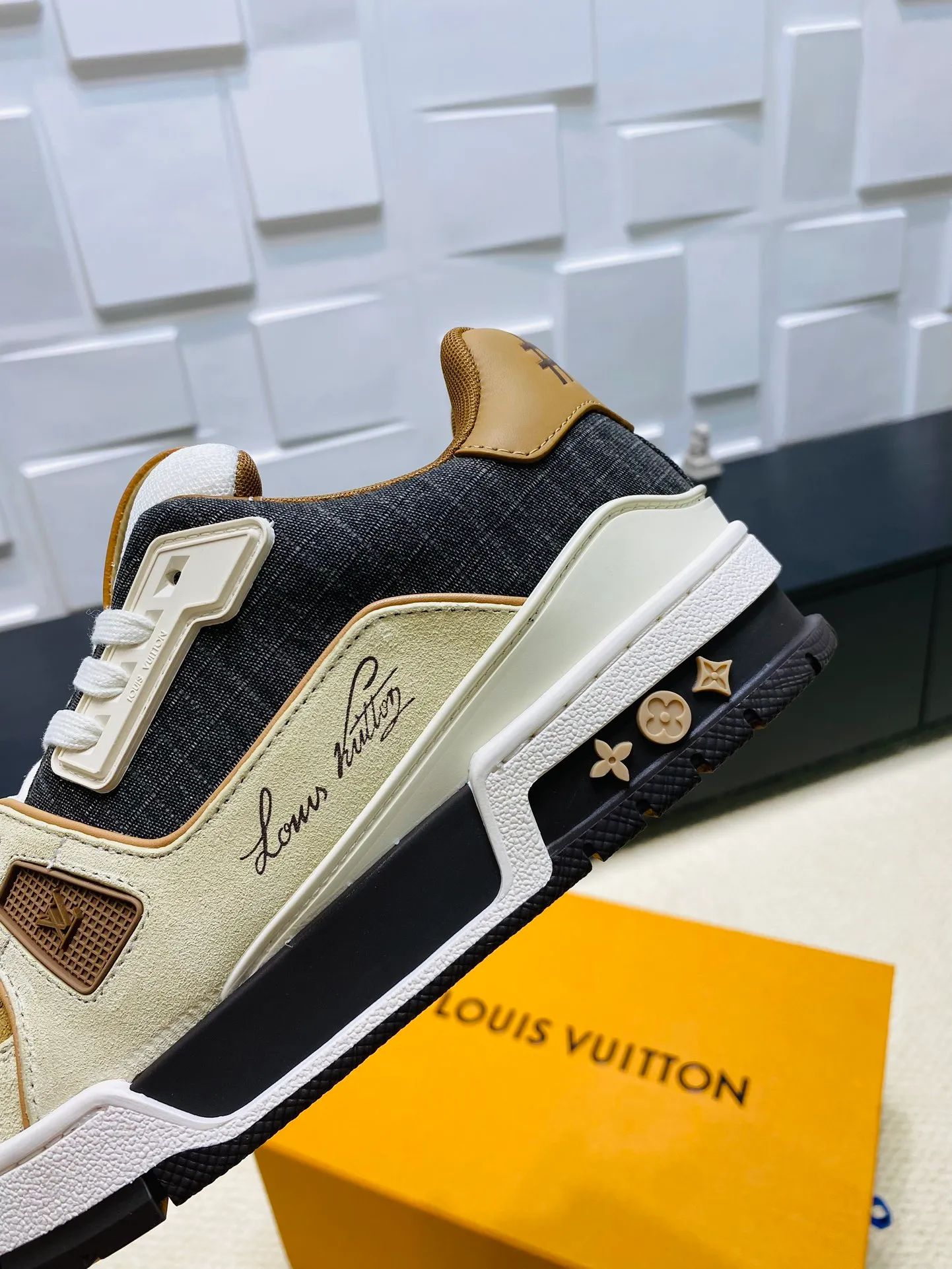 👟👟Ex-factory price 800👟👟 💰💰💰 Hot style 🆕🆕🆕𝙇𝙑 LV Louis Vuitton L House Donkey Brand Trainer Series Couple Style Casual Sports Shoes Skateboard Shoes Original Purchase Development Production Production This pair of LV Trainer sneakers are made of a blend of technical materials with waterproof properties. The meticulously crafted upper is notable for its many signature details, including Louis Vuitton and #54 in script, referencing the year 1854. Exquisite packaging at the delivery counter🛍📦 ▪️Fabrics: Original customized imported cowhide ▪️Inner lining: Original customized breathable mesh ▪️Outsole: Original open-molded non-slip TPU combination outsole ▪️Sole thickness: 3 cm ▪️Size: Women's 35-41 / Men's 38-46